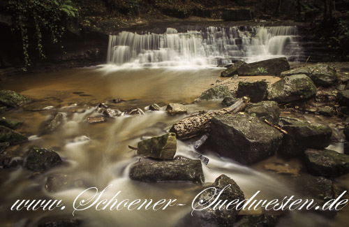 Eines von vielen wilden Schluchttälern: Wasserfall im Strümpfelbachtal.