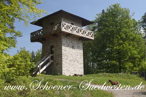 Weltkulturerbe Limes: Der Limesturm bei Grab mit Wall und Palisade macht Geschichte erlebbar.