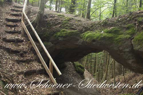 Eine Treppe führt hinab, so dass man unter dem Hohlen Stein hindurch gehen kann.