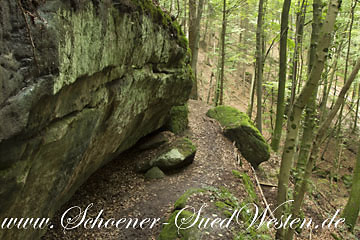 Schluchten, Klingen, Grotten und Felsformationen