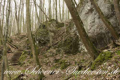 Eine Treppe aus Holzbohlen überwindet den letzten Anstieg an der Großen Schrecke.