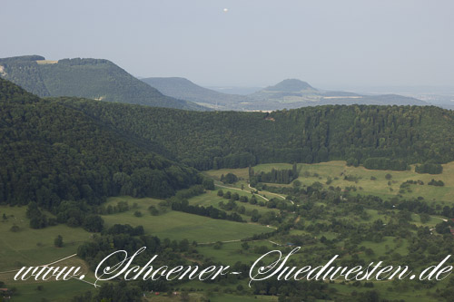 Blick vom Albrand herunter in die Obstwiesen des Neuffener Tals.