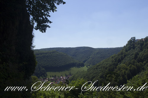 Aussicht von der Gutenberger Höhle ins Lenninger Tal.