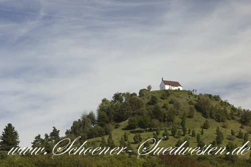 Leuchtend weiß strahlt die Salmendinger Kapelle auf dem Kornbühl.