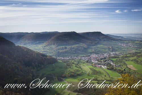 Die Traufrandwanderung bietet immer wieder herrliche Aussichten in das Neidlinger Tal.