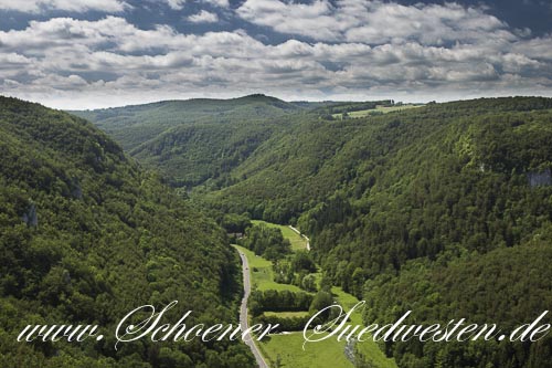 Blick ins Ermstal von der Ruine Hohenwittlingen.